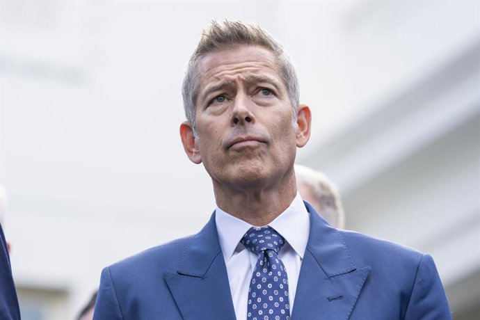 30 de outubro de 2025, Washington, Distrito de Columbia, EUA: O Secretário de Transportes dos EUA, Sean Duffy, faz comentários durante uma coletiva de imprensa com executivos da Transpiration e de companhias aéreas do lado de fora da Ala Oeste da Casa Bra