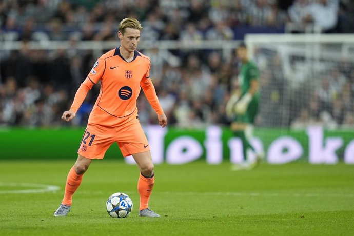 Archivo - Frenkie de Jong of FC Barcelona in action during the UEFA Champions League 2025/26 League Phase MD1 match between Newcastle United FC and FC Barcelona at St James' Park on September 18, 2025 in Newcastle upon Tyne, England.