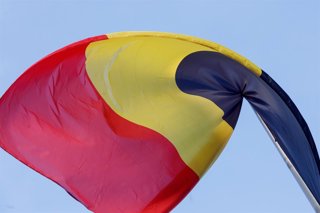 Archivo - A Belgian flag waves outside a 'Kern' meeting gathering selected Ministers of the Federal Government, Friday 11 April 2025 in Brussels.