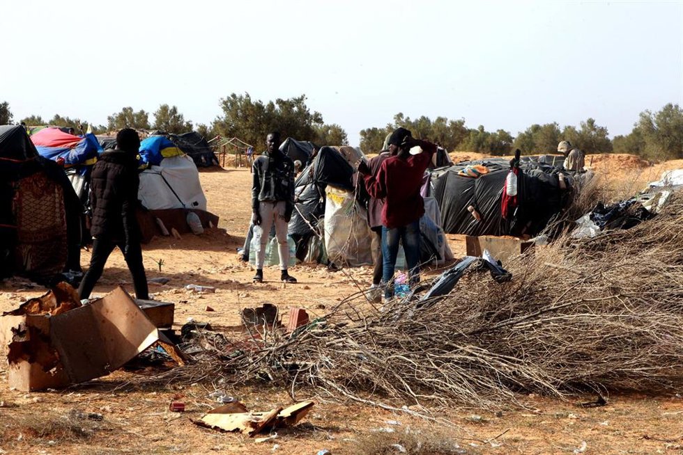 Archivo - Grupo de migrantes se reúnen cerca de las tiendas de campaña en un campamento en Jebeniana, en la gobernación tunecina de Sfax