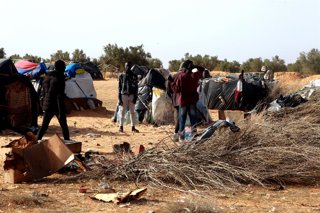 Archivo - April 27, 2024, Djebenina, Sfax, Tunisia: Migrants from sub-Saharan Africa gather near tents in a camp in Jebeniana, in the governorate of Sfax, about 270 km south of the capital Tunis, waiting to cross to Italy in small makeshift boats.photo Wa