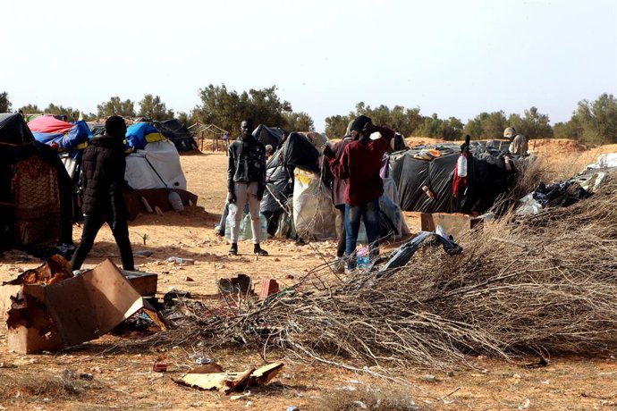 Archivo - April 27, 2024, Djebenina, Sfax, Tunisia: Migrants from sub-Saharan Africa gather near tents in a camp in Jebeniana, in the governorate of Sfax, about 270 km south of the capital Tunis, waiting to cross to Italy in small makeshift boats.photo Wa