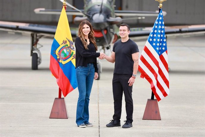 La secretaria de Seguridad Nacional de Estados Unidos, Kristi Noem, saluda al presidente de Ecuador, Daniel Noboa, en una base militar en Manta, Ecuador