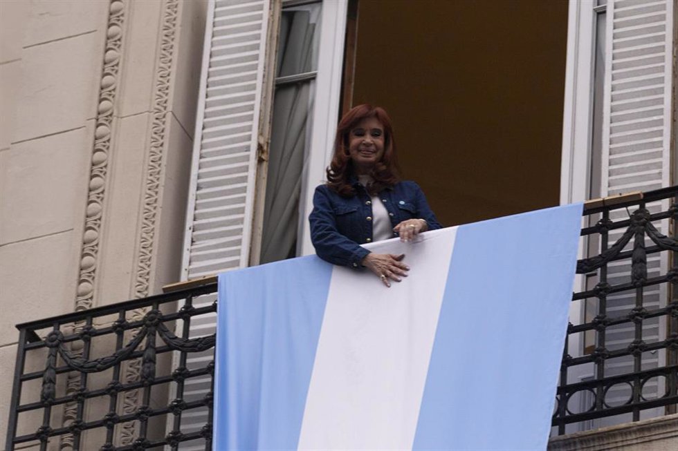 La expresidenta argentina Cristina Fernández, en el balcón de su residencia en Buenos Aires, donde cumple arresto domiciliario por un caso de corrupción