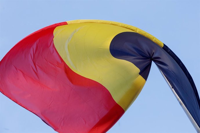 Archivo - Uma bandeira belga tremula do lado de fora de uma reunião "Kern" que reúne ministros selecionados do governo federal, na sexta-feira, 11 de abril de 2025, em Bruxelas.