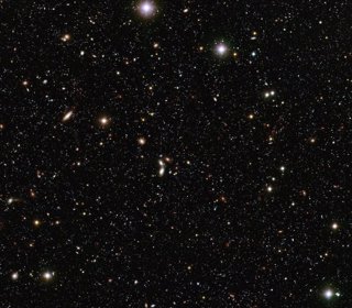 Archivo - Dos métodos para determinar la tasa cósmica de expansión del universo han alcanzado resultados precisos pero mutuamente inconsistentes. Los astrónomos esperaban que un tercer método que utiliza ondas gravitacionales fuera más preciso, pero hay p