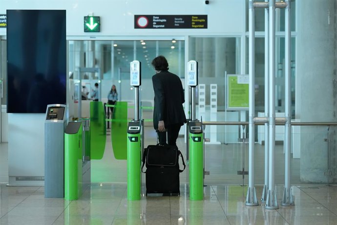 Archivo - Viajeros en la T1 del Aeropuerto de Barcelona-El Prat gestionado por Aena