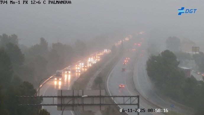 Trafico lento en una autopista de Mallorca afectada por la lluvia.