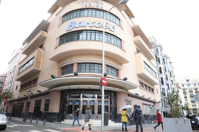 Archivo - Transeúntes pasan al lado de la puerta del Teatro Barceló donde esta pasada noche se celebró una fiesta sin mascarillas que está siendo investigada por la Policía Municipal de Madrid, en Madrid, (España), a 22 de enero de 2021.
