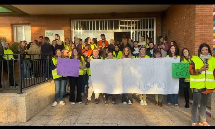 Trabajadores del Marqués de Vallejo se concentran junto al centro para exigir soluciones a la situación en la que se encuentra el colegio
