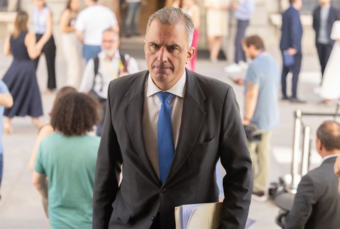 Archivo - El portavoz de VOX en el Ayuntamiento de Madrid, Javier Ortega Smith, llega a una sesión plenaria extraordinaria, en el Congreso.