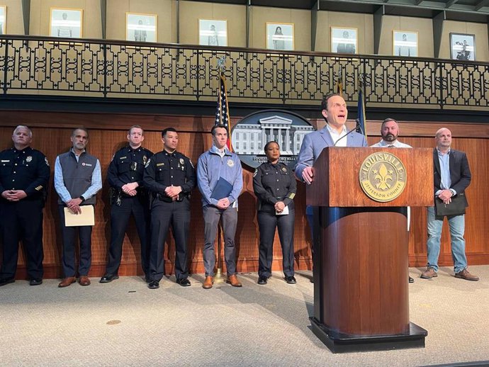 Archivo - April 11, 2023: Louisville Mayor Craig Greenberg updates reporters on the mass shooting that occurred in downtown Louisville, Kentucky, on April 10, 2023.