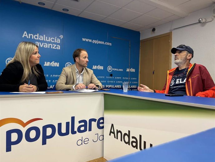 Elena González, Erik Domínguez y Miguel Sanchís en la reunión.