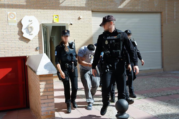 O detento que supostamente esfaqueou sua mãe, vigiado por agentes da Polícia Nacional