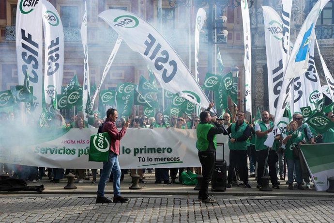 La Central Sindical Independiente y de Funcionarios (CSIF) se moviliza frente al Palacio de San Telmo. A 5 de noviembre de 2025, en Sevilla (Andalucía, España). 