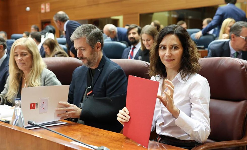 El consejero de Presidencia, Justicia y Administración Local, y portavoz del Gobierno autonómico, Miguel Ángel García Martín, y la presidenta de la Comunidad de Madrid, Isabel Díaz Ayuso, durante una sesión plenaria en la Asamblea de Madrid, a 6 de novi