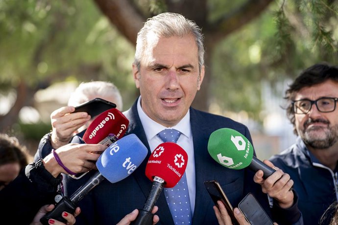 Archivo - Arxiu- El portaveu de Vox a l'Ajuntament de Madrid, Javier Ortega Smith, ofereix declaracions a la premsa, després de l'acte de nomenament dels 134 agents de la Policia Municipal, a 24 de setembre del 2025, a Madrid (Espanya).