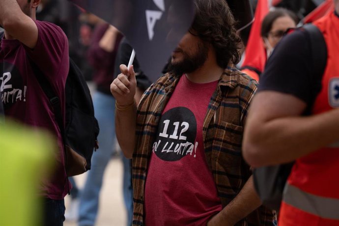 Archivo - Una persona con una camiseta en la que pone: "112 en lluita" durante una concentración para pedir la internalización del transporte sanitario catalán, frente al Parlament de Catalunya, a 26 de octubre de 2023, en Barcelona, Catalunya (España).