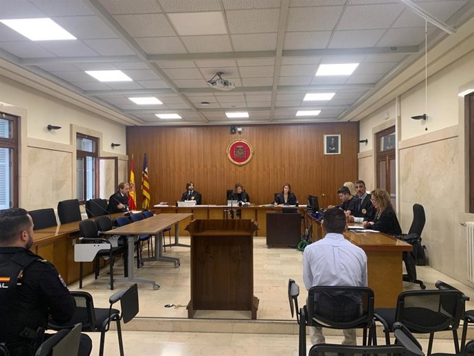 El acusado antes del juicio previsto en la Sección Segunda de la Audiencia Provincial.