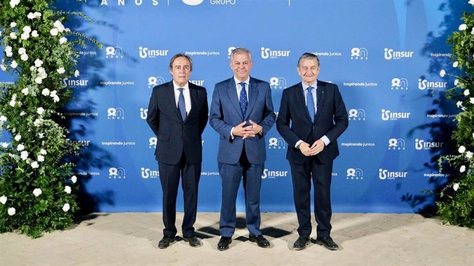 El presidente de Insur, Ricardo Pumar; el alcalde de Sevilla, José Luis Sanz, y el consejero de Sanidad y Presidencia, Antonio Sanz.