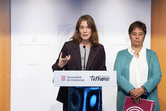 Archivo - La presidenta de los Comuns en el Parlament, Jéssica Albiach (i), durante una rueda de prensa tras una reunión en materia de vivienda, en el Conselleria de Territori, a 27 de octubre de 2025, en Barcelona, Catalunya (España).