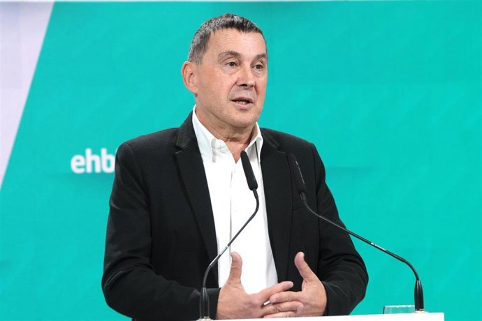 Archivo - Rueda de prensa del coordinador de general de EH Bildu, Arnaldo Otegi, para hablar de lo posible investidura del Gobierno del Estado en San Sebastián