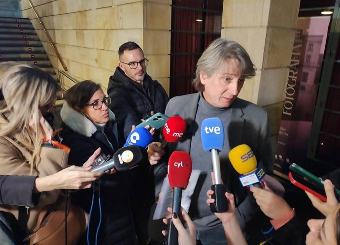 Carlos Martínez atiende a los medios.