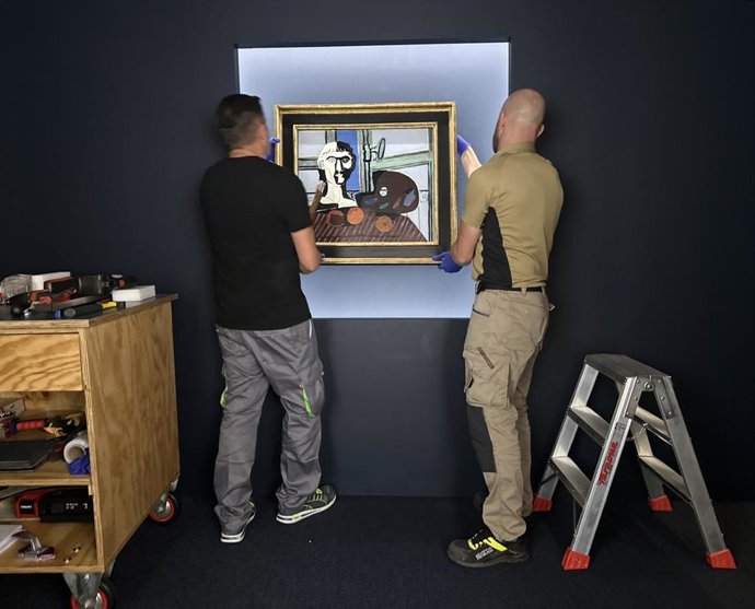 Montaje de la exposición 'Picasso Memoria y Deseo', que el MPM inaugura la próxima semana y los operarios ubican la obra 'Busto y paleta' de Pablo Picasso, procedente del Museo Nacional Centro de Arte Reina Sofía