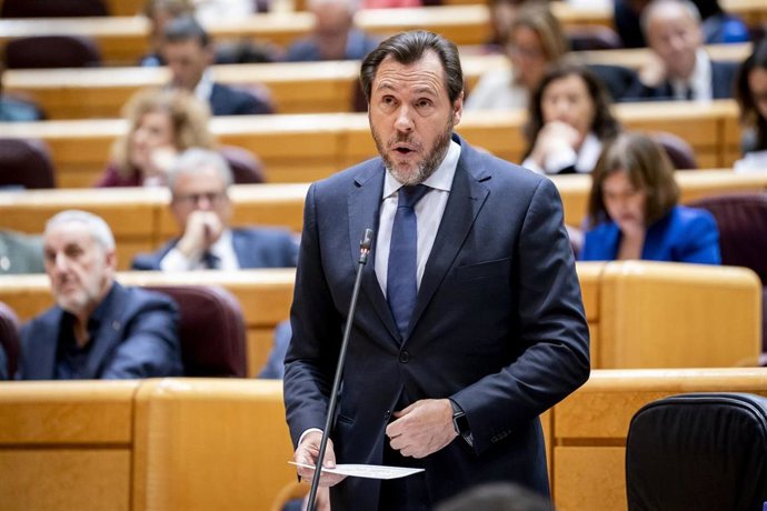 El ministro de Transportes y Movilidad Sostenible, Óscar Puente, interviene durante una sesión plenaria, a 4 de noviembre de 2025, en Madrid (España). 