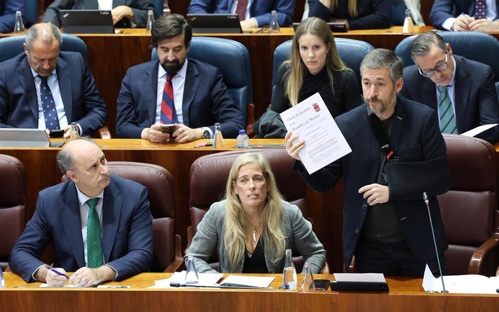 El consejero de Presidencia, Justicia y Administración Local, y portavoz del Gobierno autonómico, Miguel Ángel García Martín (d), interviene durante una sesión plenaria en la Asamblea de Madrid, a 6 de noviembre de 2025, en Madrid (España)