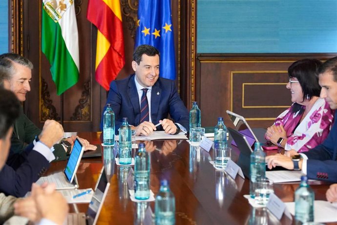 El presidente de la Junta de Andalucía, Juanma Moreno, ha mantenido un encuentro con la presidenta del Consejo Andaluz de Enfermería, María del Mar García, en el Palacio de San Telmo. A 5 de noviembre de 2025, en Sevilla (Andalucía, España). 