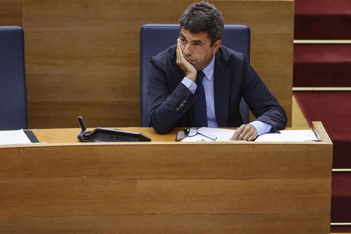 Archivo - El 'president' de la Generalitat, Carlos Mazón, interviene durante una sesión de control