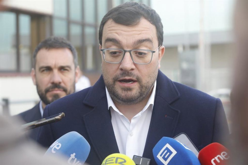 El presidente del Principado de Asturias, Adrián Barbón, atiende a los medios de comunicación antes de participar en el acto de celebración del 75 aniversario de la fabada asturiana Litoral, en su planta de Gijón.