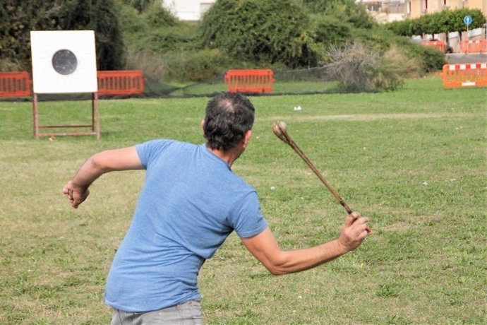 Archivo - Un jugador de tir de fona durante un entrenamiento.
