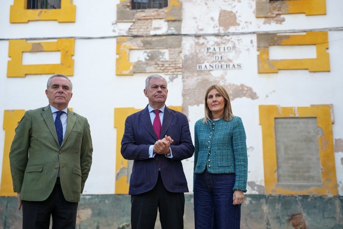 El alcalde de Sevilla, José Luis Sanz, junto a la directora-gerente del Alcázar, Ana Jauregui, y el portavoz del Gobierno Municipal, Juan Bueno, en el Patio de Banderas.