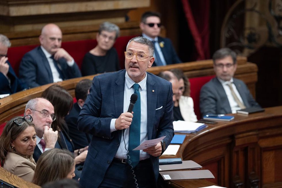Archivo - El consellero de Empresa y Treball, Miquel Sámper, durante una sesión de control al Govern de la Generalitat de Catalunya en el Parlament, a 9 de abril de 2025, en Barcelona (España).