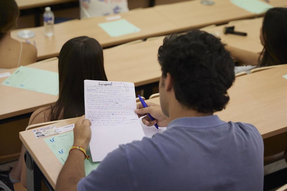Archivo - Un estudiante en la Facultad de Física, a 12 de julio de 2022 en Sevilla (Andalucía, España)