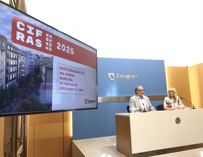 El consejero municipal de Participación y Régimen Interior, Alfonso Mendoza, presenta la revista 'Cifras 2025' con los datos del padrón