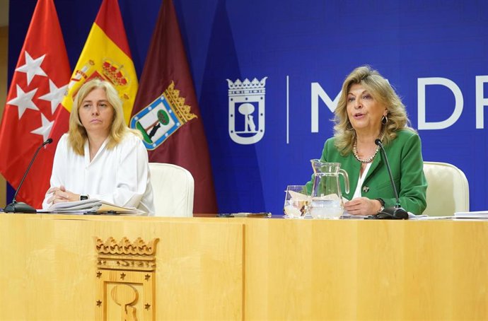 Archivo - Engracia Hidalgo, en presencia de Inma Sanz, en la rueda de prensa posterior a la Junta de Gobierno
