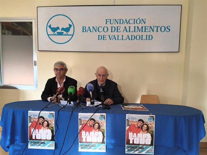 El presidnete del Banco de Alimentos de Valladolid, Jesús Mediavilla, (d) junto al presidente de la Asociación de Supermercados de Castilla y León (Asucyl) y delegado de Gadis, José Daniel Posadas, durante la presentación de la Gran Recogida.