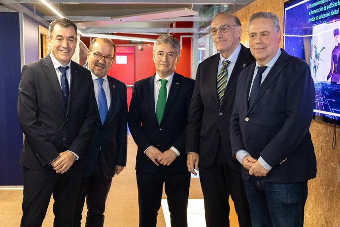 De izquierda a derecha: el conselleiro de Educación, Román Rodríguez; el rector de la USC, Antonio López; el rector de la UDC, Ricardo Cao; el rector de la UVigo, Manuel Reigosa, y el conselleiro de Sanidade, Antonio Gómez Caamaño.