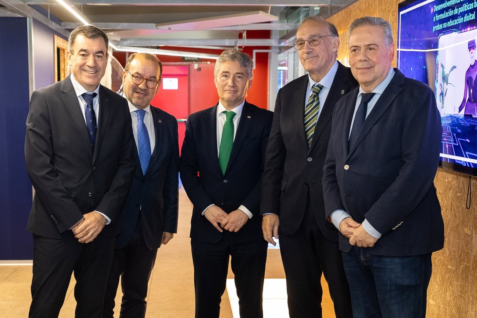 De izquierda a derecha: el conselleiro de Educación, Román Rodríguez; el rector de la USC, Antonio López; el rector de la UDC, Ricardo Cao; el rector de la UVigo, Manuel Reigosa, y el conselleiro de Sanidade, Antonio Gómez Caamaño.