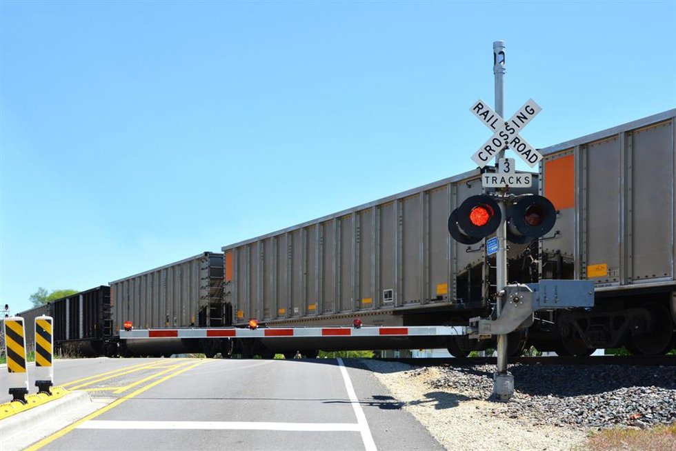 Un tren de mercancías circula por las vías del Puerto de Sevilla