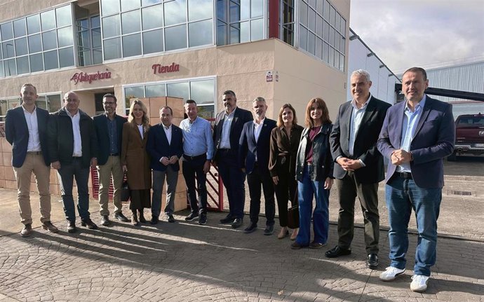El grupo provincial del PSOE en la Diputación de Málaga junto a representantes del partido socialista de Antequera y su comarca.