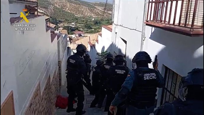 Agentes de la Guardia Civil en Baena.