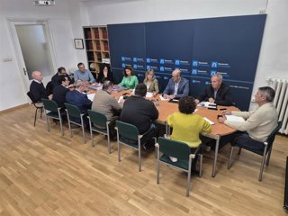 Reunión de la Comisión de Hacienda de la Diputación donde se ha entregado a los grupos el borrador del presupuesto para 2026.