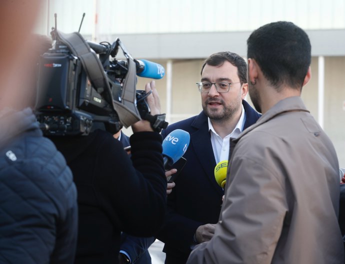 El presidente del Principado, Adrián Barbón, atiende a los medios en Gijón