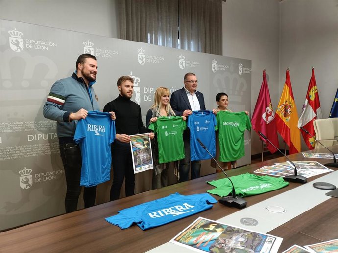 La diputada de Deportes de León, Patricia Martínez (centro), junto al vicepresidente de la Diputación y alcalde de Sariegos, Roberto Aller (a su derecha) en la presentación del XXXI Gran corro de lucha leonesa Montaña-Ribera.