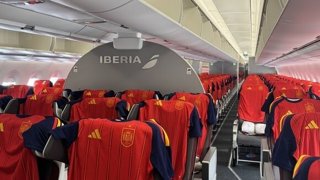 Iberia regala a los pasajeros de un vuelo a México la camiseta de la selección.
