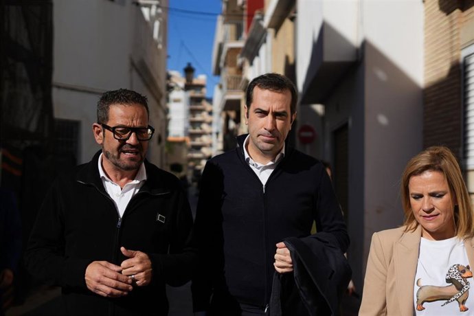 El ministro de Economía, Comercio y Empresa, Carlos Cuerpo, acompañado por el alcalde de Sedaví, José Cabanes, y la delegada del Gobierno, Pilar Bernabé, a 6 de noviembre de 2025, en Sedaví